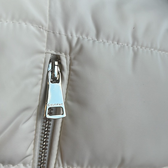 Calvin Klein Cream Puffer Vest Size XS contrasting Black Sides - Picture 4 of 12